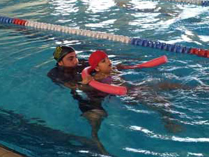 Natación con monitores especializados